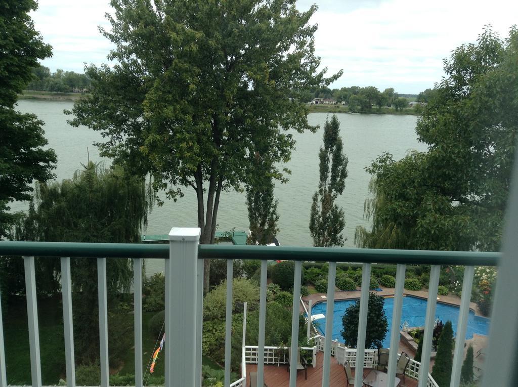 La Belle Aux Berges Bed and Breakfast Saint-Denis-sur-Richelieu Rum bild