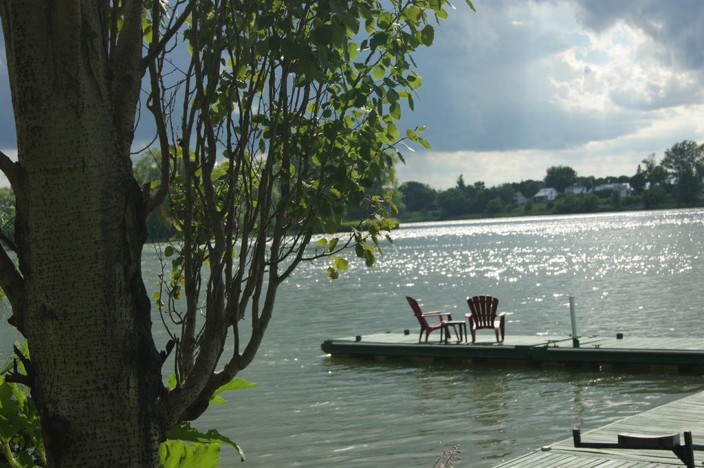 La Belle Aux Berges Bed and Breakfast Saint-Denis-sur-Richelieu Exteriör bild