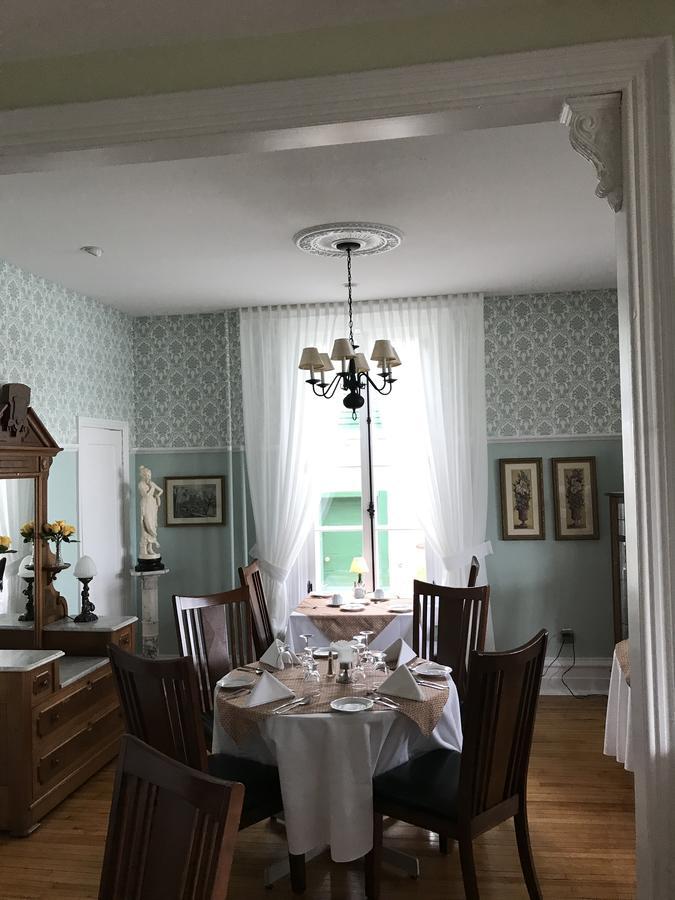 La Belle Aux Berges Bed and Breakfast Saint-Denis-sur-Richelieu Exteriör bild